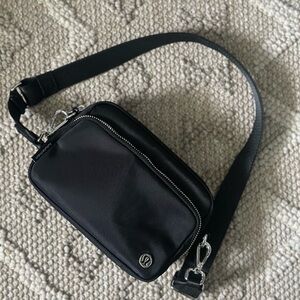 Lululemon everywhere crossbody bag 2L metal hardware